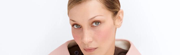 Bella Hadid pierwszą globalną ambasadorką Prada Beauty. Promuje nowy r&oacute;ż Prada Touch